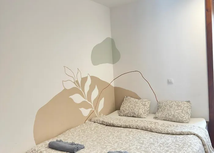 Hostel Tamaran House *